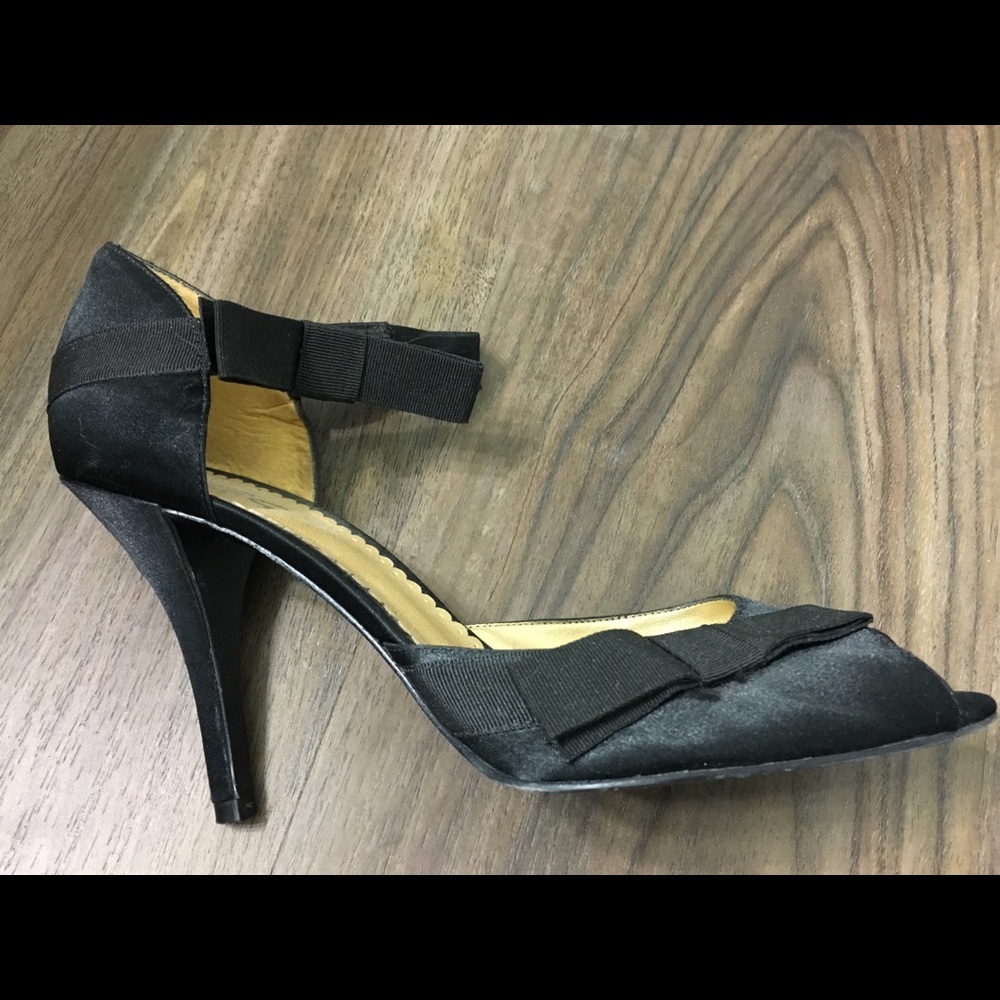 Formal peep toe pumps